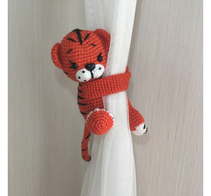 Tiger curtain tieback