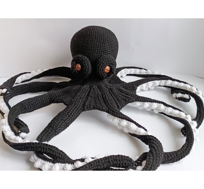 Large octopus black and white