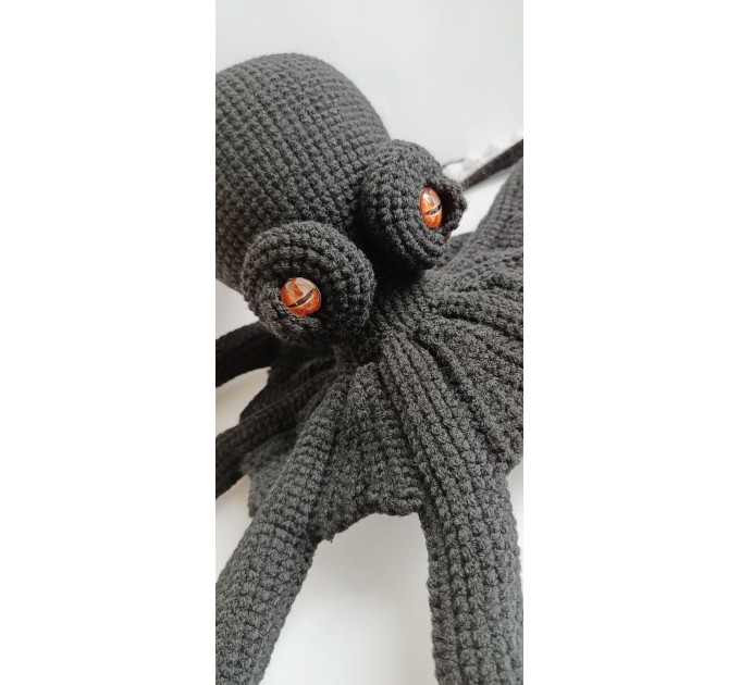 Large octopus black and white