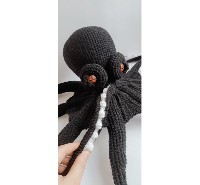 Large octopus black and white