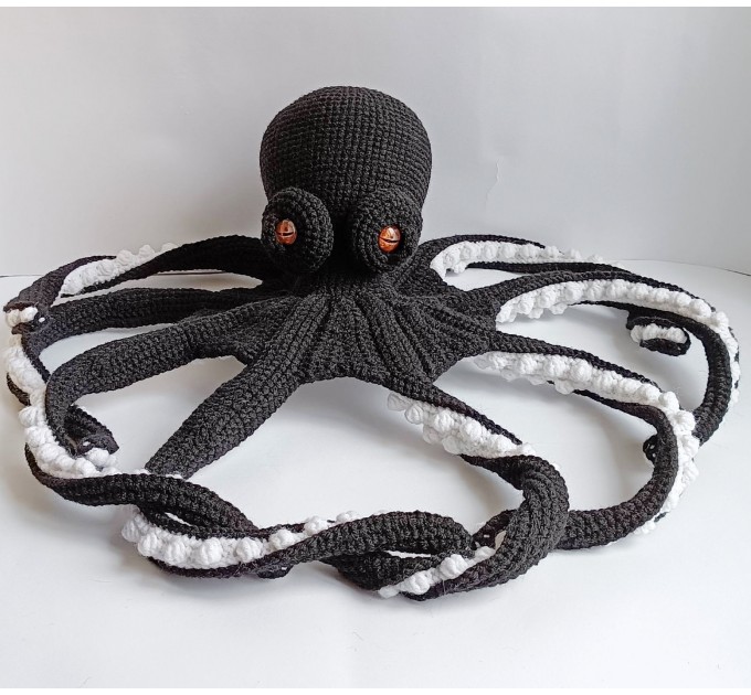 Large octopus black and white