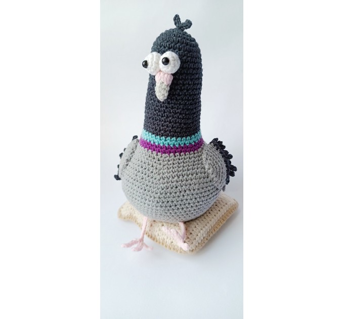 Stuffed pigeon with bread